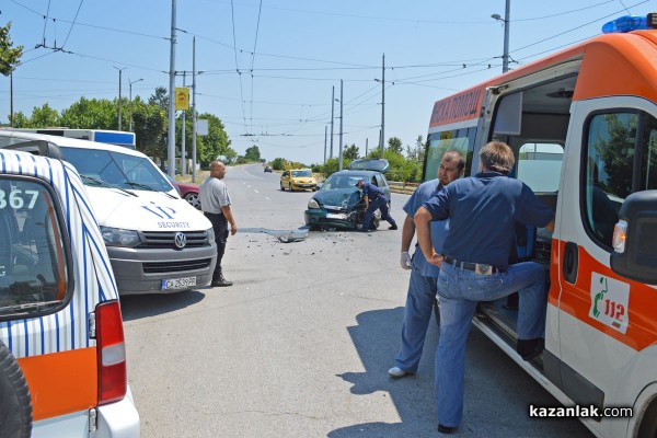 Инкасо бус и автомобил катастрофираха до ОМВ /видео/