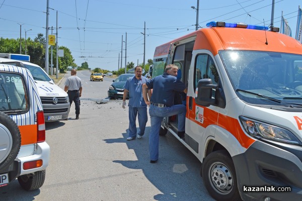 Инкасо бус и автомобил катастрофираха до ОМВ /видео/