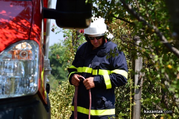 Пожарът до Казанлък е локализиран. Изгорели са няколко вилни постройки /Видео/