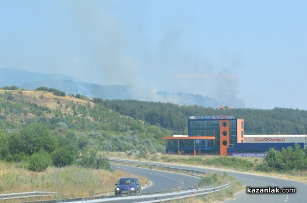 Пожарът до Казанлък е локализиран. Изгорели са няколко вилни постройки /Видео/