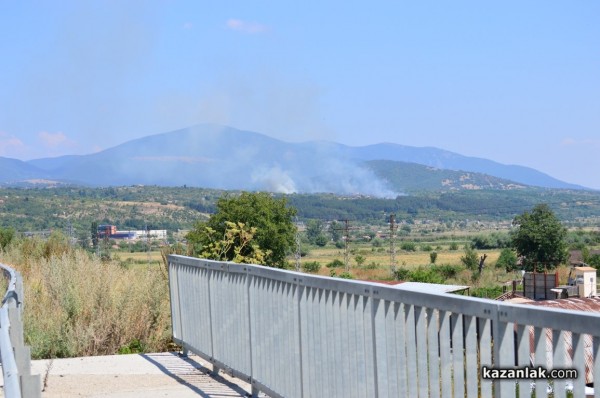 Пожарът до Казанлък е локализиран. Изгорели са няколко вилни постройки /Видео/