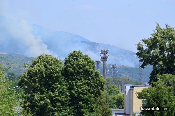 Пожарът до Казанлък е локализиран. Изгорели са няколко вилни постройки /Видео/