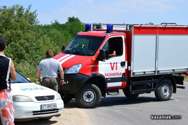 Пожарът до Казанлък е локализиран. Изгорели са няколко вилни постройки /Видео/