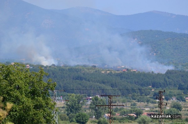 Пожарът до Казанлък е локализиран. Изгорели са няколко вилни постройки /Видео/