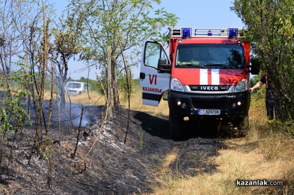 Пожарът до Казанлък е локализиран. Изгорели са няколко вилни постройки /Видео/