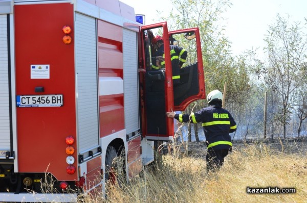 Пожарът до Казанлък е локализиран. Изгорели са няколко вилни постройки /Видео/