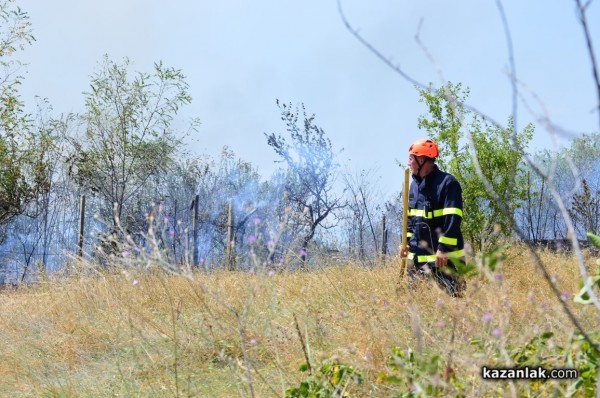 Пожарът до Казанлък е локализиран. Изгорели са няколко вилни постройки /Видео/