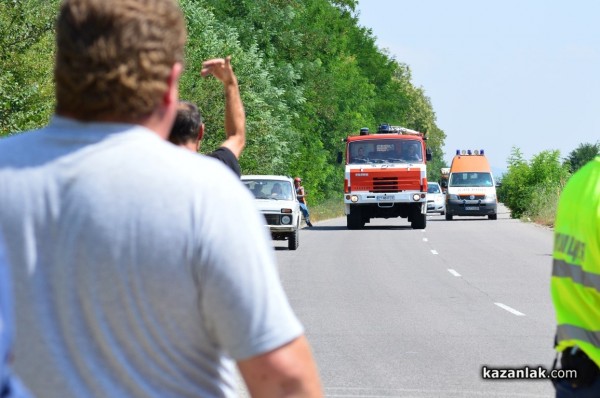 Пожарът до Казанлък е локализиран. Изгорели са няколко вилни постройки /Видео/