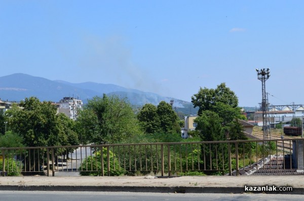 Пожарът до Казанлък е локализиран. Изгорели са няколко вилни постройки /Видео/