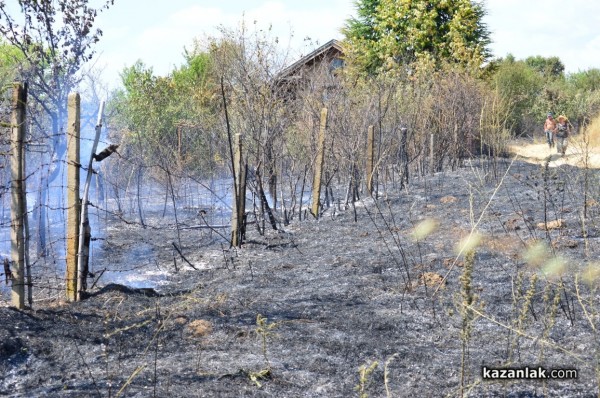 Пожарът до Казанлък е локализиран. Изгорели са няколко вилни постройки /Видео/