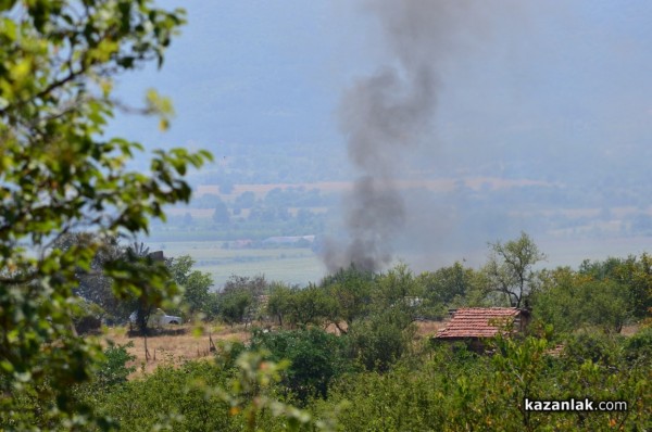 Пожарът до Казанлък е локализиран. Изгорели са няколко вилни постройки /Видео/