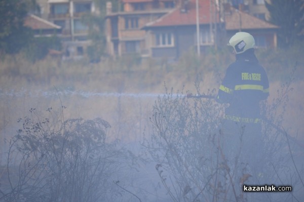Потушиха пожар в близост до къщи в Казанлък