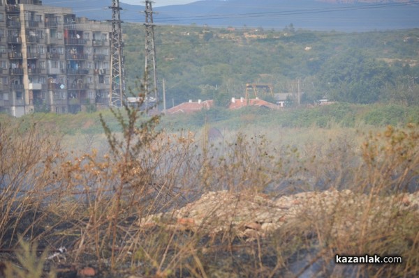 Потушиха пожар в близост до къщи в Казанлък