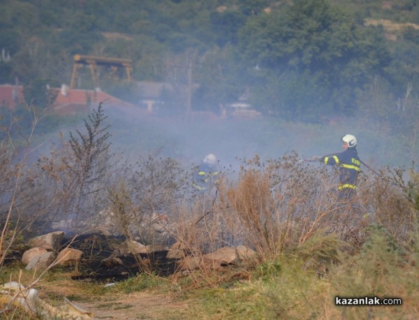 Потушиха пожар в близост до къщи в Казанлък