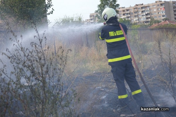 Потушиха пожар в близост до къщи в Казанлък