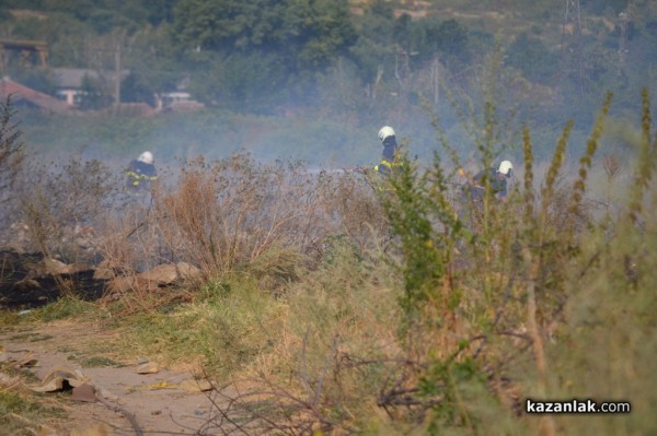 Потушиха пожар в близост до къщи в Казанлък