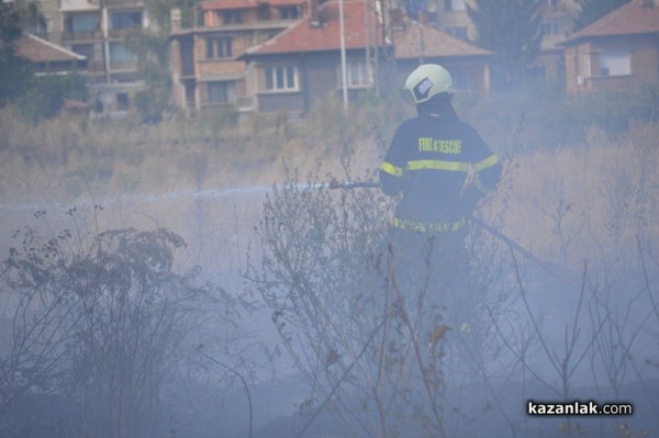 Потушиха пожар в близост до къщи в Казанлък