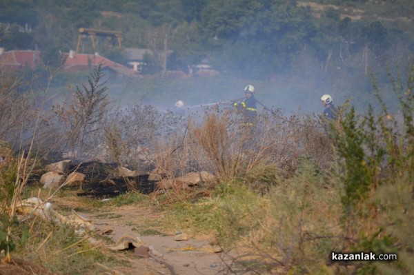 Потушиха пожар в близост до къщи в Казанлък