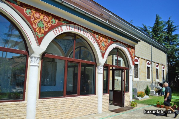 Икона на Богородица от мъниста привлича туристи в Казанлък