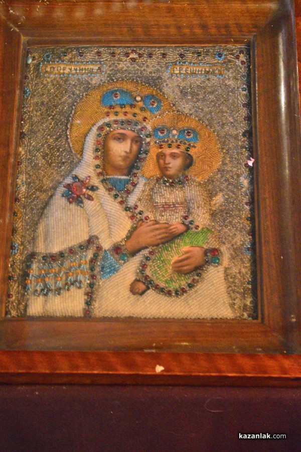 Икона на Богородица от мъниста привлича туристи в Казанлък