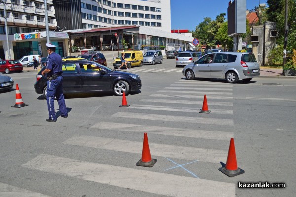 Джип блъсна жена и дете на пешеходна пътека в центъра на Казанлък