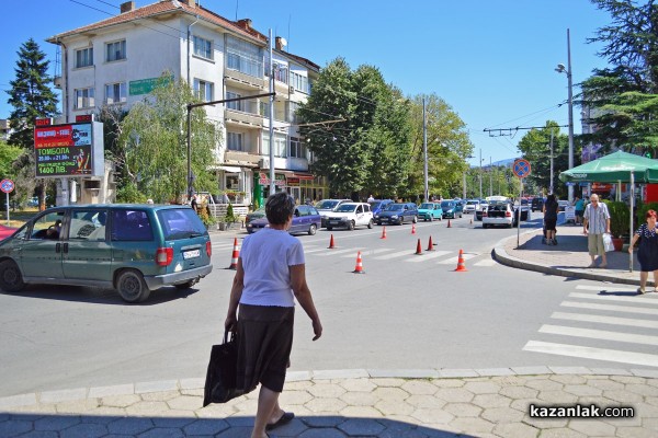Джип блъсна жена и дете на пешеходна пътека в центъра на Казанлък
