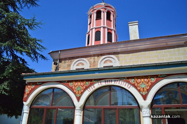 Икона на Богородица от мъниста привлича туристи в Казанлък