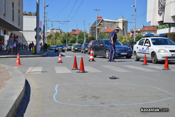 Джип блъсна жена и дете на пешеходна пътека в центъра на Казанлък