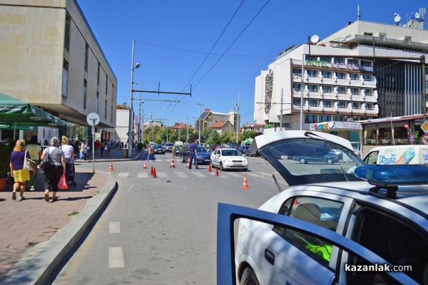 Джип блъсна жена и дете на пешеходна пътека в центъра на Казанлък