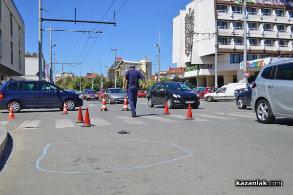 Джип блъсна жена и дете на пешеходна пътека в центъра на Казанлък