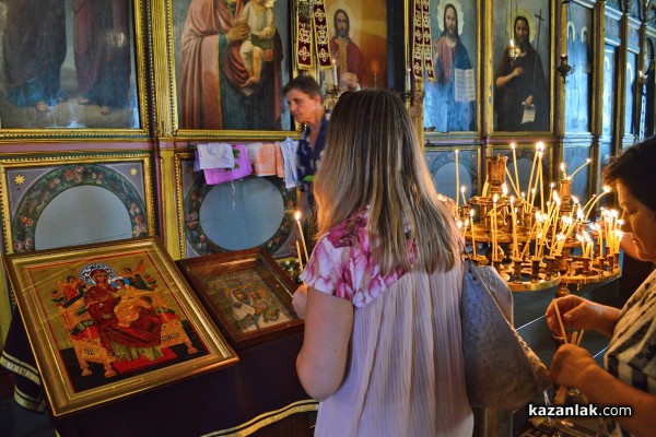 Икона на Богородица от мъниста привлича туристи в Казанлък