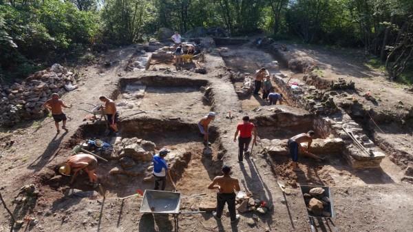 Археолог от БАН: Крепостта над Бузовград е била важен център през Средновековието