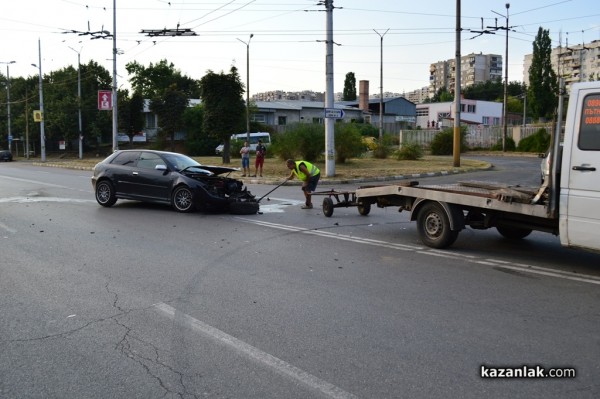 Катастрофа блокира източния изход на Казанлък /видео/