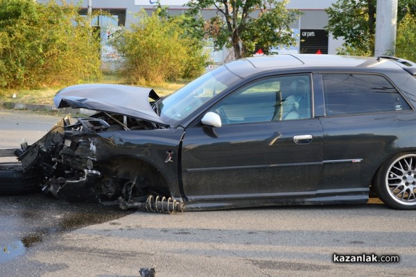Катастрофа блокира източния изход на Казанлък /видео/