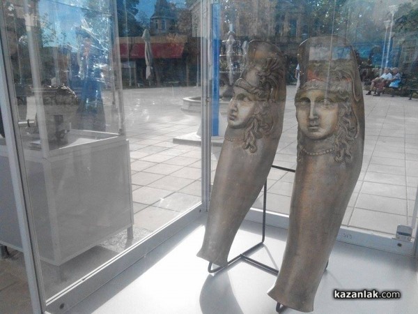 Скулптура на Георги Китов и реплика на бронзовата глава от днес са изложени на площад КИАЦО