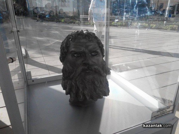 Скулптура на Георги Китов и реплика на бронзовата глава от днес са изложени на площад КИАЦО