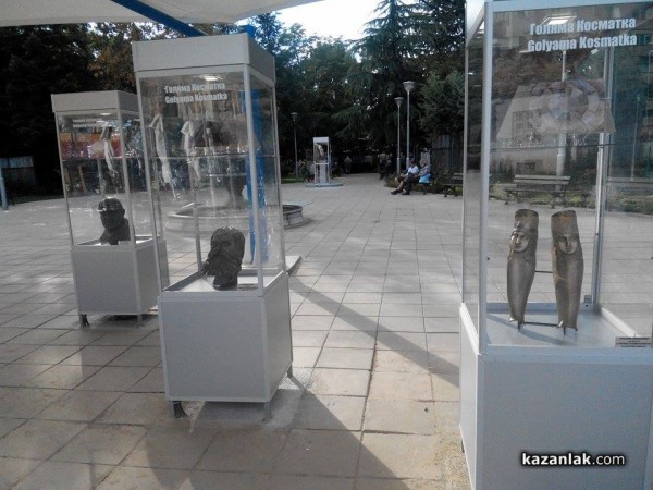 Скулптура на Георги Китов и реплика на бронзовата глава от днес са изложени на площад КИАЦО