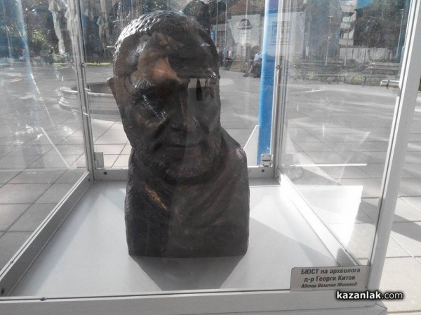 Скулптура на Георги Китов и реплика на бронзовата глава от днес са изложени на площад КИАЦО