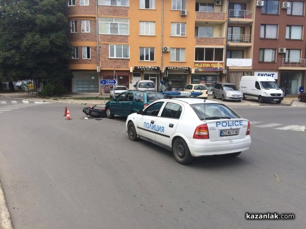 Жена блъсна възрастен човек с мотопед до Тюлбето /обновена/