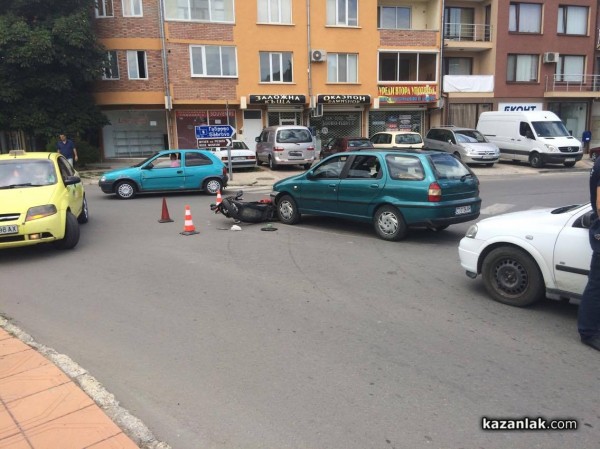 Жена блъсна възрастен човек с мотопед до Тюлбето /обновена/