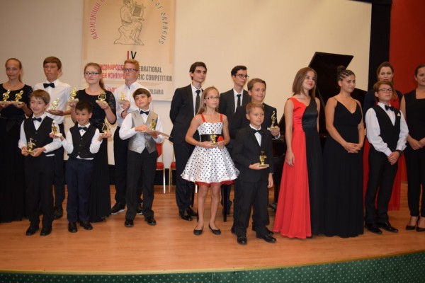  Пианистката Виктория Влахова спечели награда от конкурс в Албена