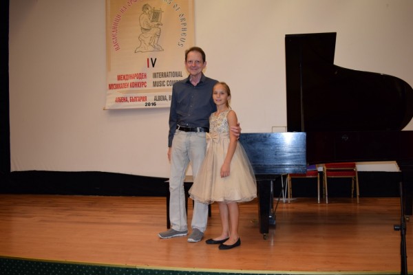  Пианистката Виктория Влахова спечели награда от конкурс в Албена