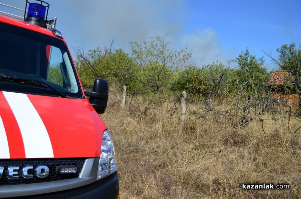 Изгоряха вили в лозята над Лукойл /видео и снимки/