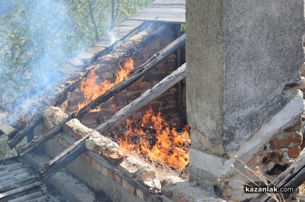 Изгоряха вили в лозята над Лукойл /видео и снимки/