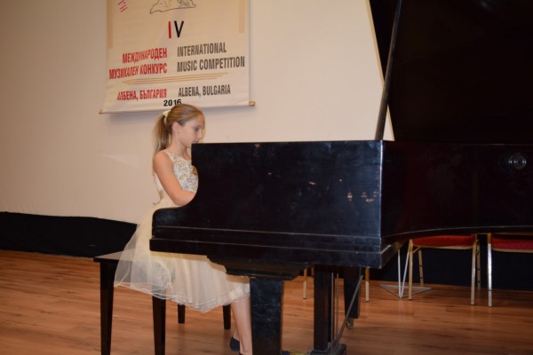  Пианистката Виктория Влахова спечели награда от конкурс в Албена