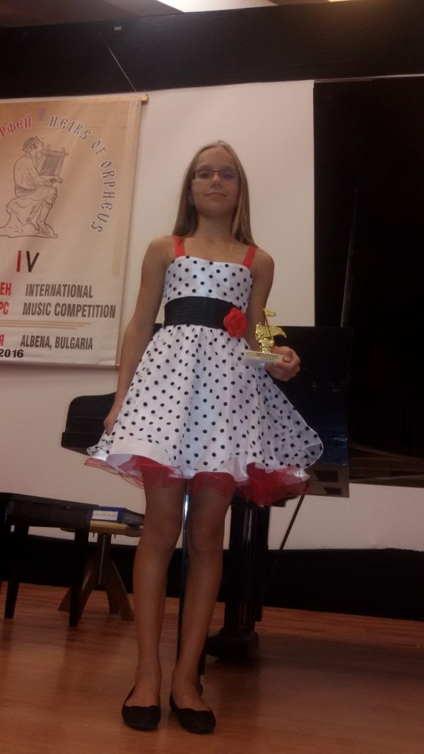  Пианистката Виктория Влахова спечели награда от конкурс в Албена