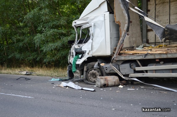 Челна катастрофа на два камиона по пътя за Стара Загора
