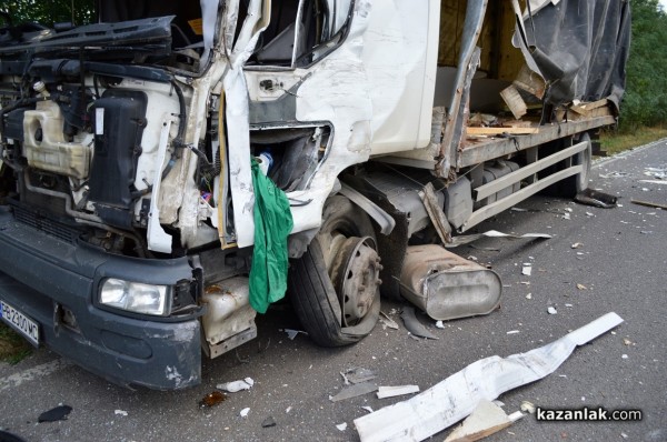 Челна катастрофа на два камиона по пътя за Стара Загора