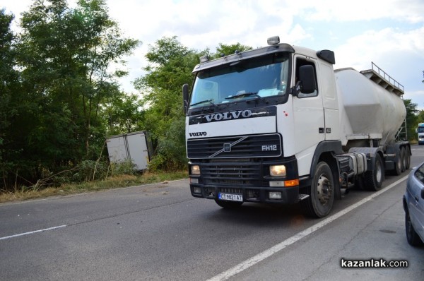 Челна катастрофа на два камиона по пътя за Стара Загора