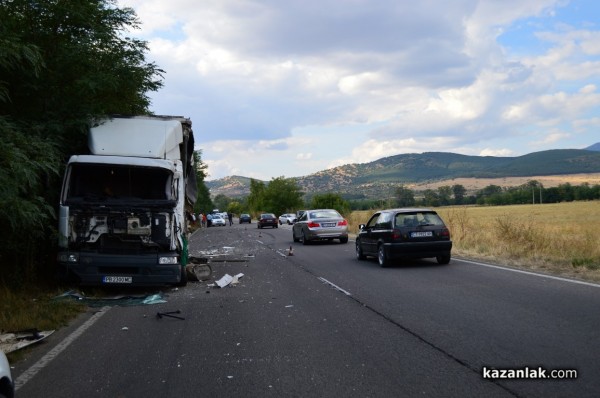 Челна катастрофа на два камиона по пътя за Стара Загора